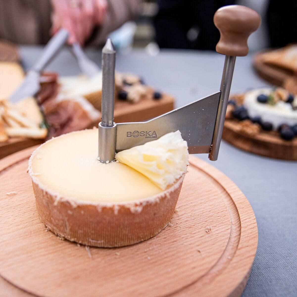 BOSKA Cheese Curler Amigo - Tete de Moine Curler/Girolle Curler - Cheese Flower - Wooden Base