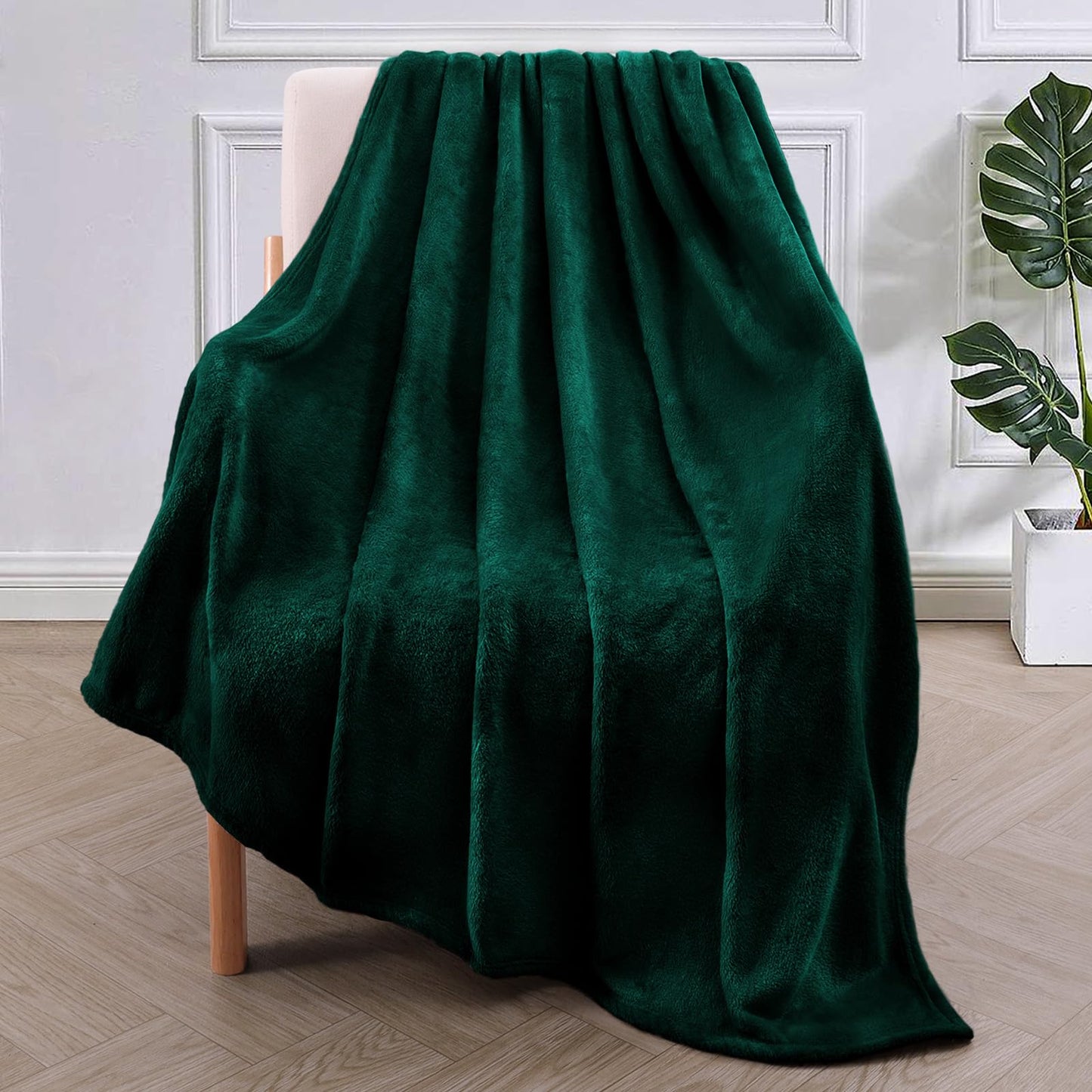 Exclusivo Mezcla Throw Blanket for Couch, Sofa, Settees and Chairs, 127 x 178 CM Flannel Blanket, 300GSM Super Soft Throws, Warm, Cozy, Plush and Lightweight Forest Green Blanket Single (127 x 178 CM)