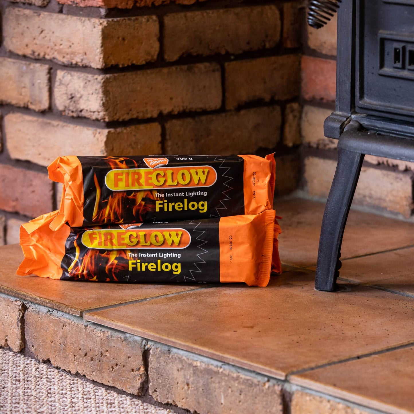 FIREGLOW The Instant Lighting Firelog 700g Burns for up to 90 Minutes (15 x Logs) 15 x Logs