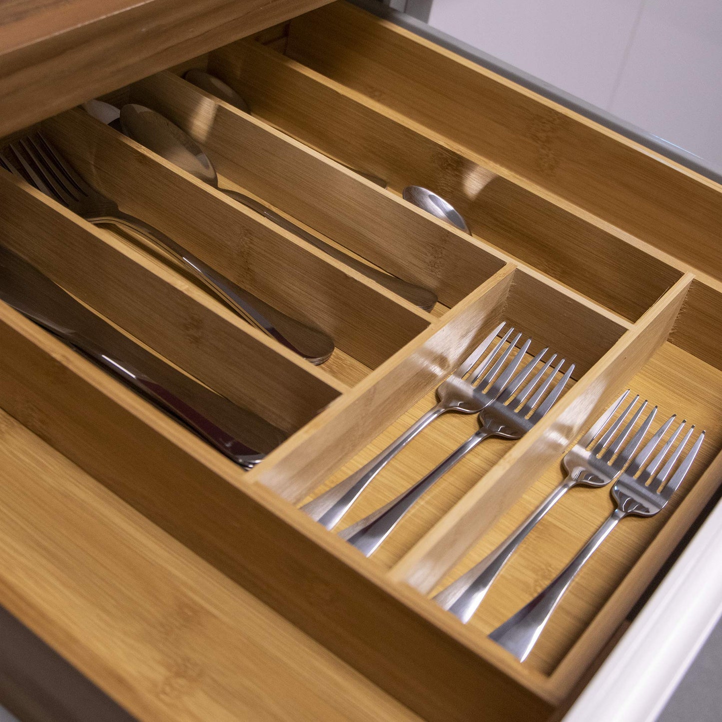 Bamboo Extending Cutlery Drawer | 6-8 Adjustable Compartments | Naturally Durable & Water Resistant Tray | Wooden Kitchen Organiser | M&W