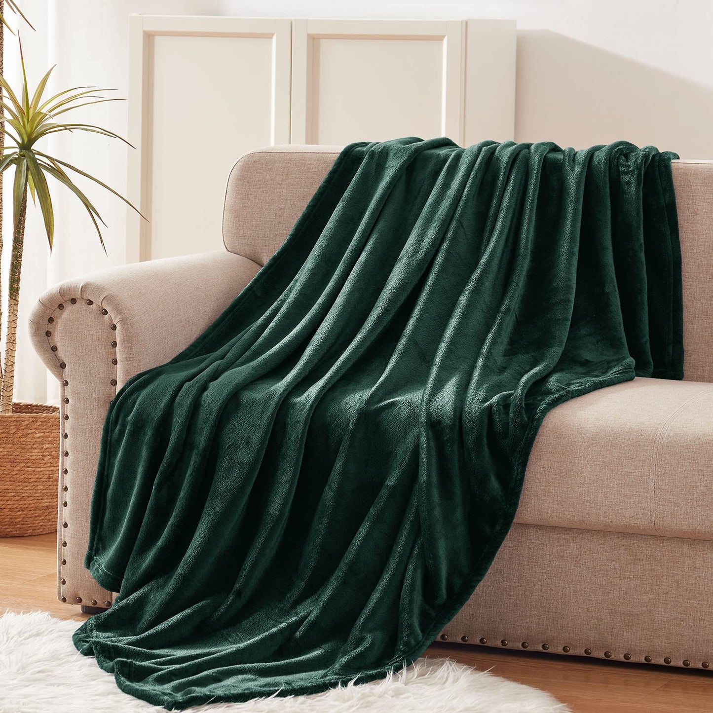 Exclusivo Mezcla Throw Blanket for Couch, Sofa, Settees and Chairs, 127 x 178 CM Flannel Blanket, 300GSM Super Soft Throws, Warm, Cozy, Plush and Lightweight Forest Green Blanket Single (127 x 178 CM)