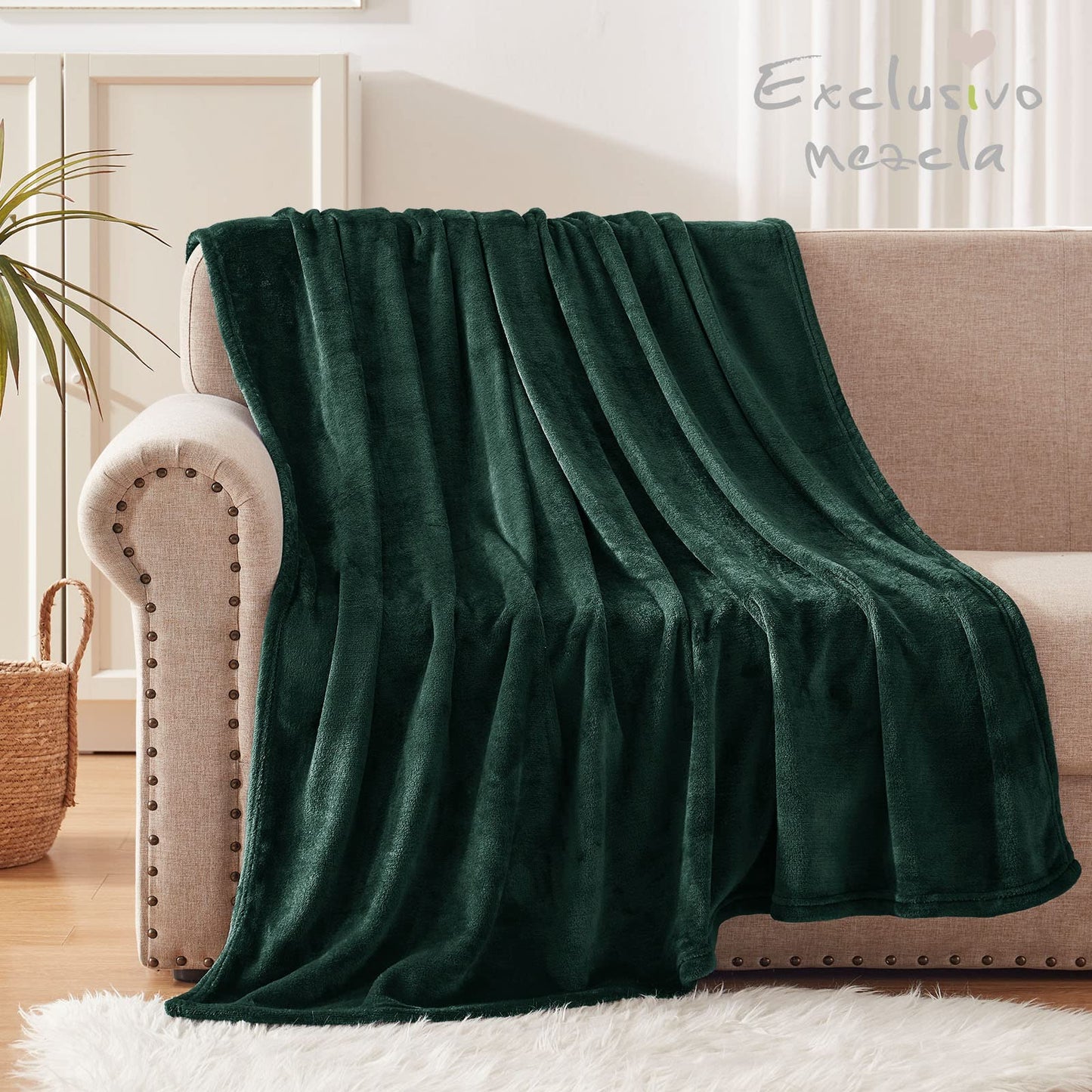 Exclusivo Mezcla Throw Blanket for Couch, Sofa, Settees and Chairs, 127 x 178 CM Flannel Blanket, 300GSM Super Soft Throws, Warm, Cozy, Plush and Lightweight Forest Green Blanket Single (127 x 178 CM)